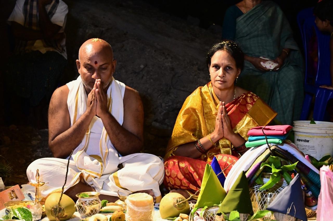 శంకుస్థాపన సందర్భంగా నమస్కరిస్తున్న భక్తులు