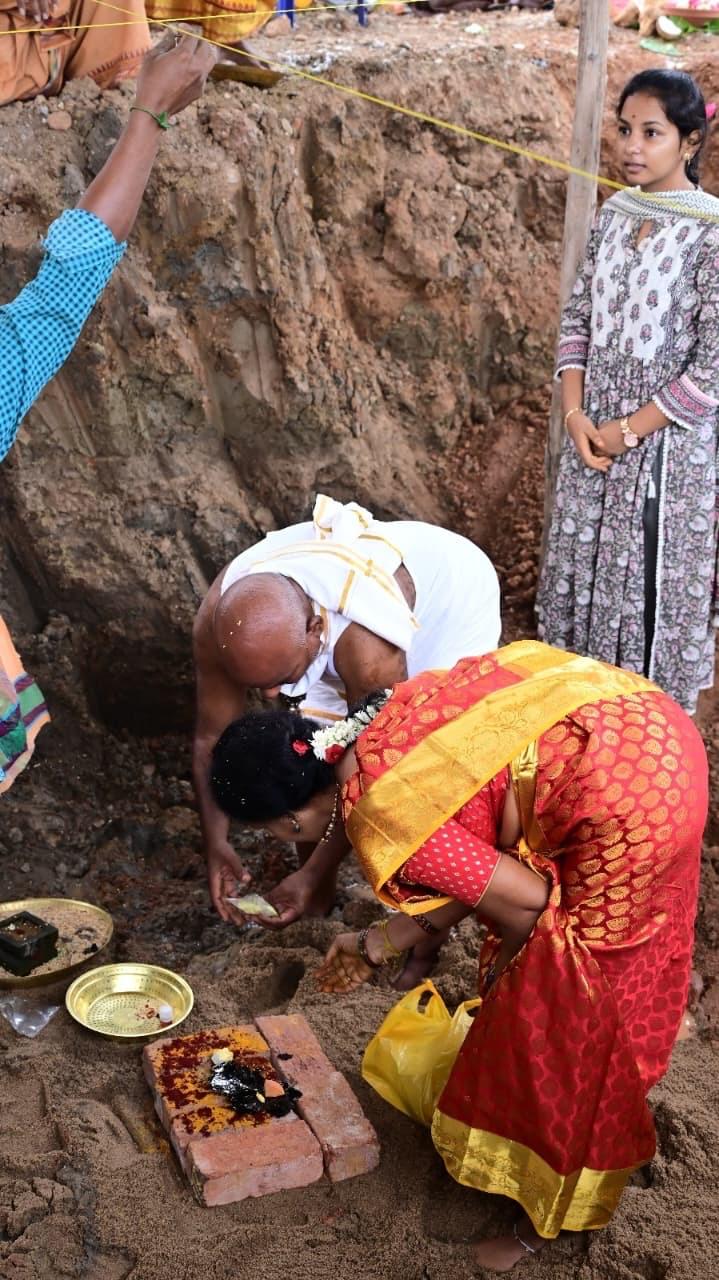పునాది వద్ద శంకుస్థాపన కార్యక్రమంలో పాల్గొంటున్న వారు